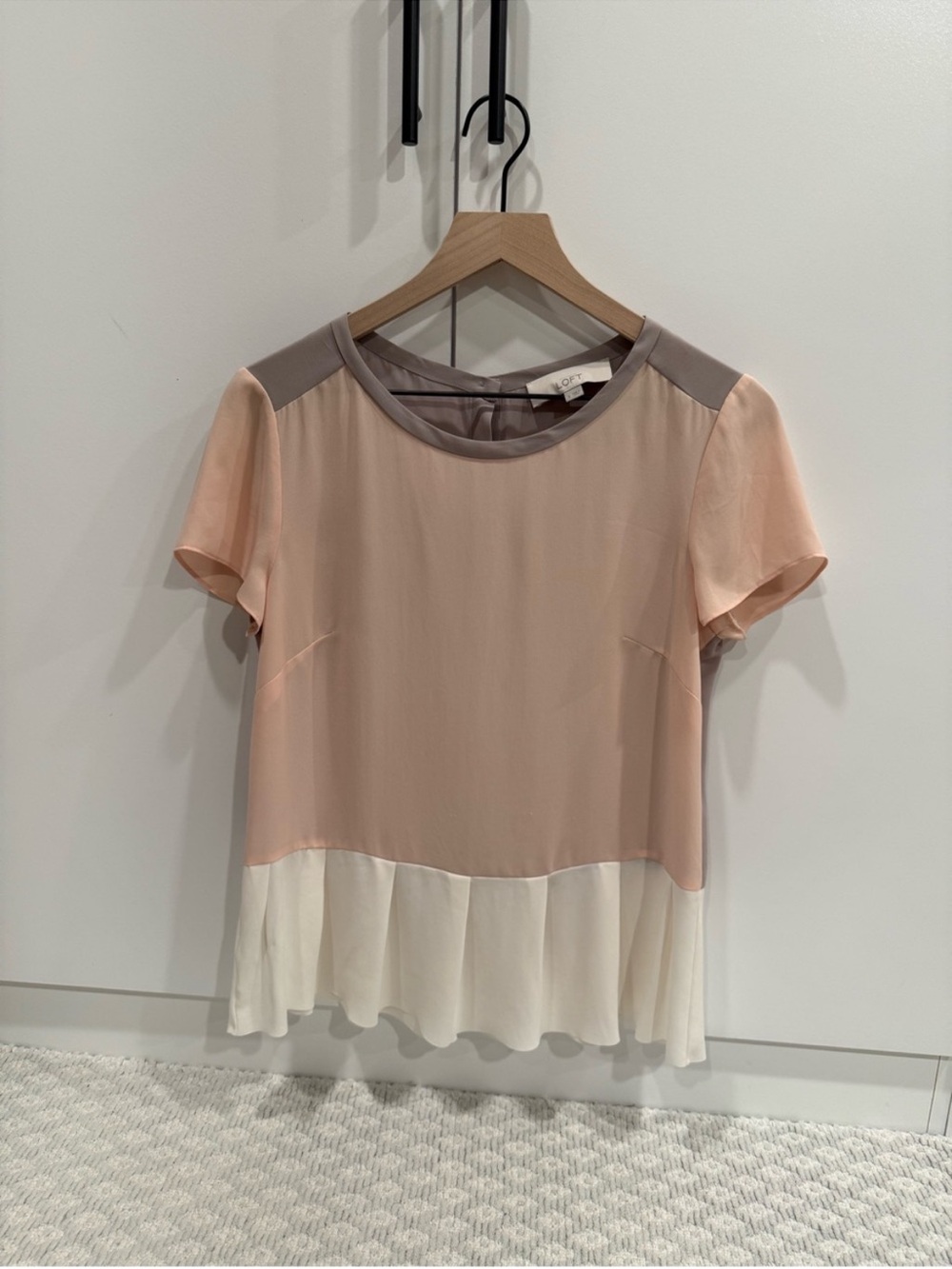 LOFT Peach and CreamShort
Sleeve Blouse with Taupe Trim